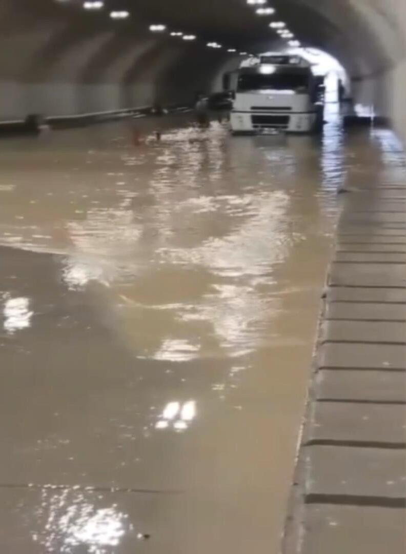 İstanbul'da yine aynı manzara! Sağanak sel oldu, yollar dereye alt geçitler göle döndü - Resim : 11