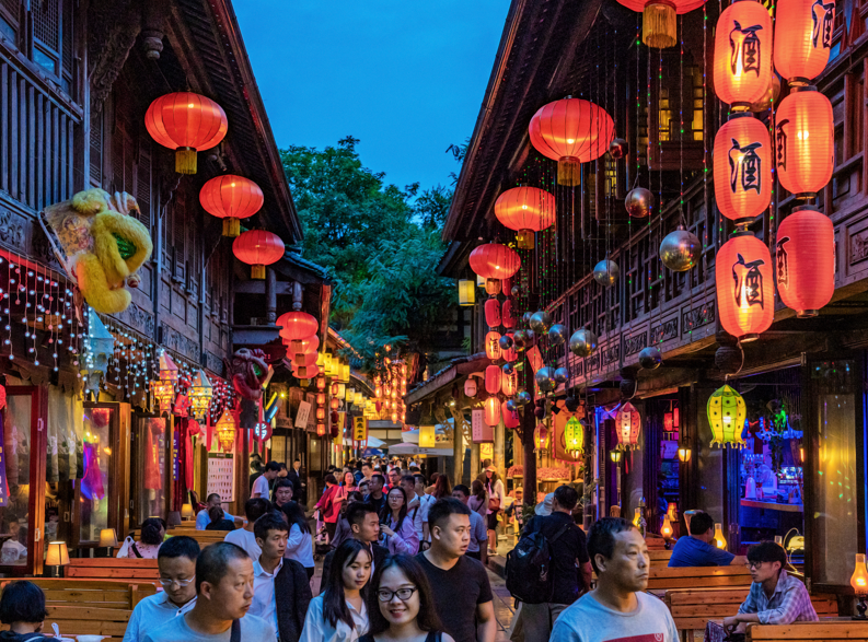 Çin’in Chengdu kentindeki Jinli Antik Caddesi büyülüyor! Binlerce yıllık sokakta tarih, lezzet ve kültür bir arada - Resim: 3