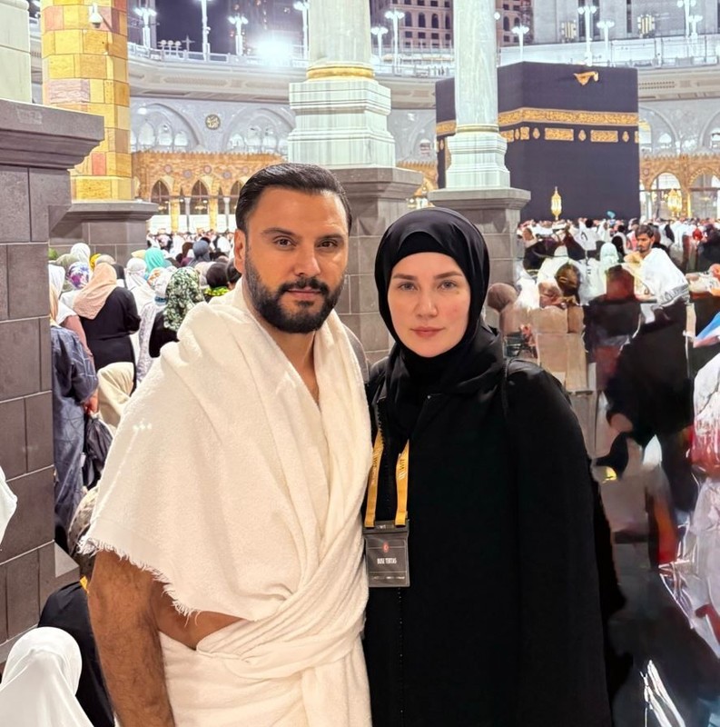 Şarkıcı Alişan ile Buse Varol'dan Kabe ziyareti! Kutsal topraklarda poz verdiler - Resim: 4