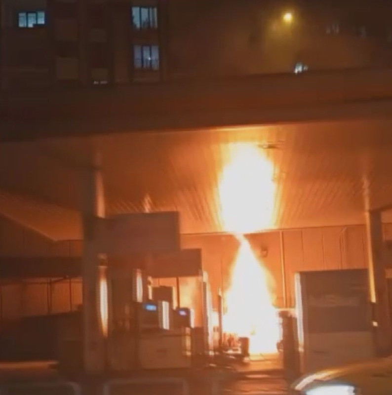 Akaryakıt istasyonunda korku dolu anlar! Elektrikli otomobil alev topuna döndü - Resim: 4