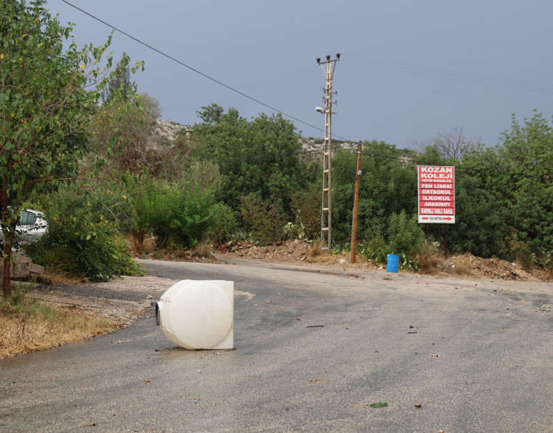 Adana’nın Kozan ilçesinde okulun ilk gününde fırtına ve sağanak yağış etkili oldu, öğrenciler zor anlar yaşadı - Resim: 3