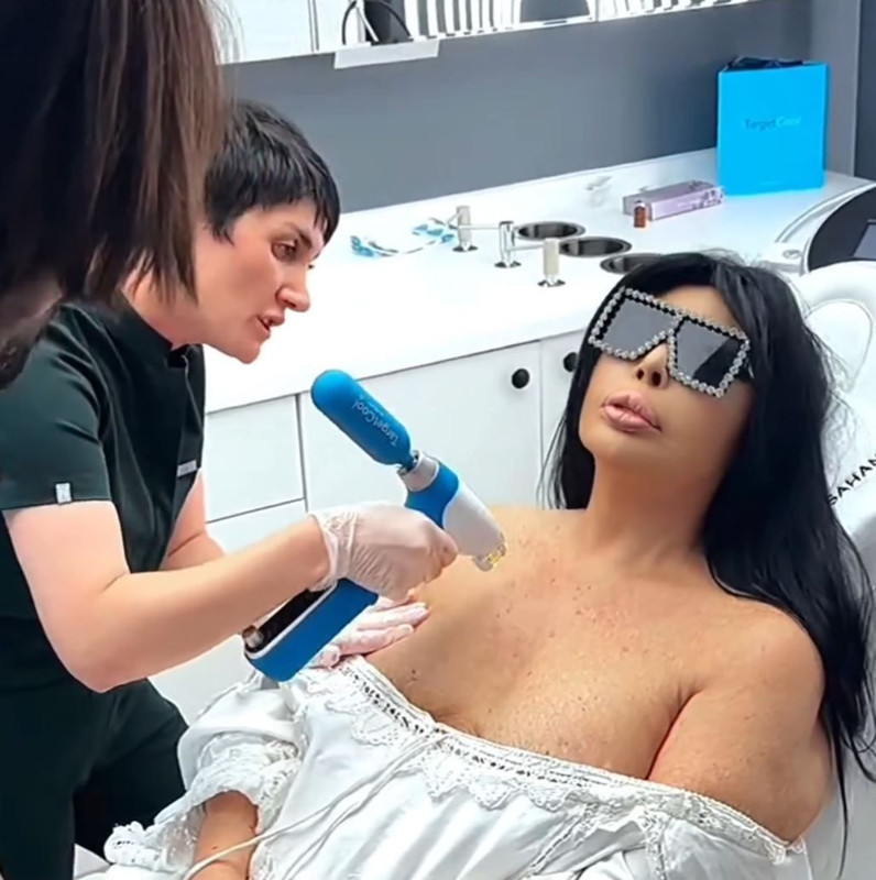 Bülent Ersoy dekolte bölgesine estetik işlem yaptırdı: 74 yaşındaki Diva'nın o anları sosyal medyada olay oldu - Resim: 6