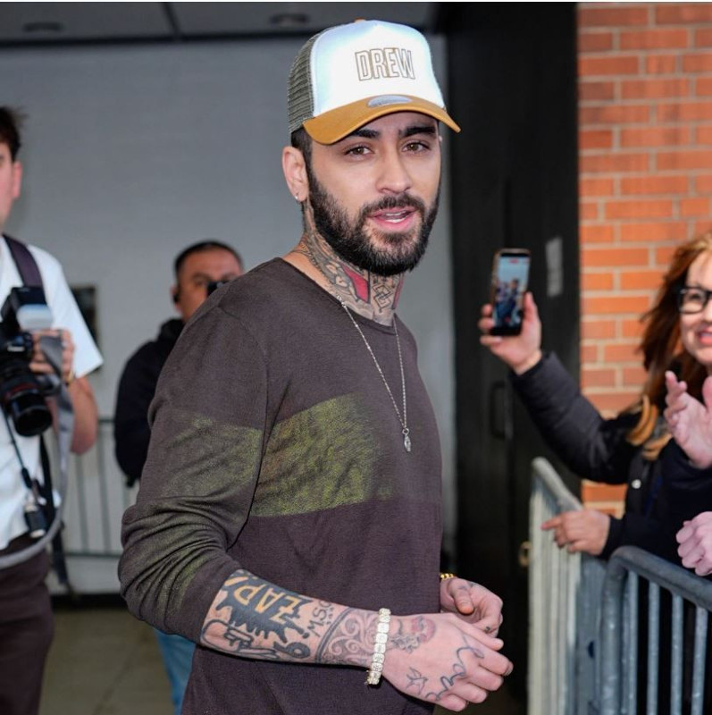 One Direction grubunun eski üyesi şarkıcı Zayn Malik hastaneye kaldırıldı! Kötü haberi sosyal medyadan duyurdu - Resim: 4