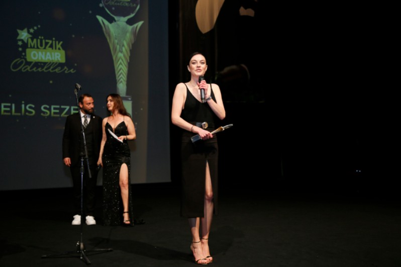 Melis Sezen'den Aras Bulut İynemli ile çıkan aşk iddialarına yanıt! ‘Aşk sizde ne uyandırıyorsa o dur’ - Resim: 1