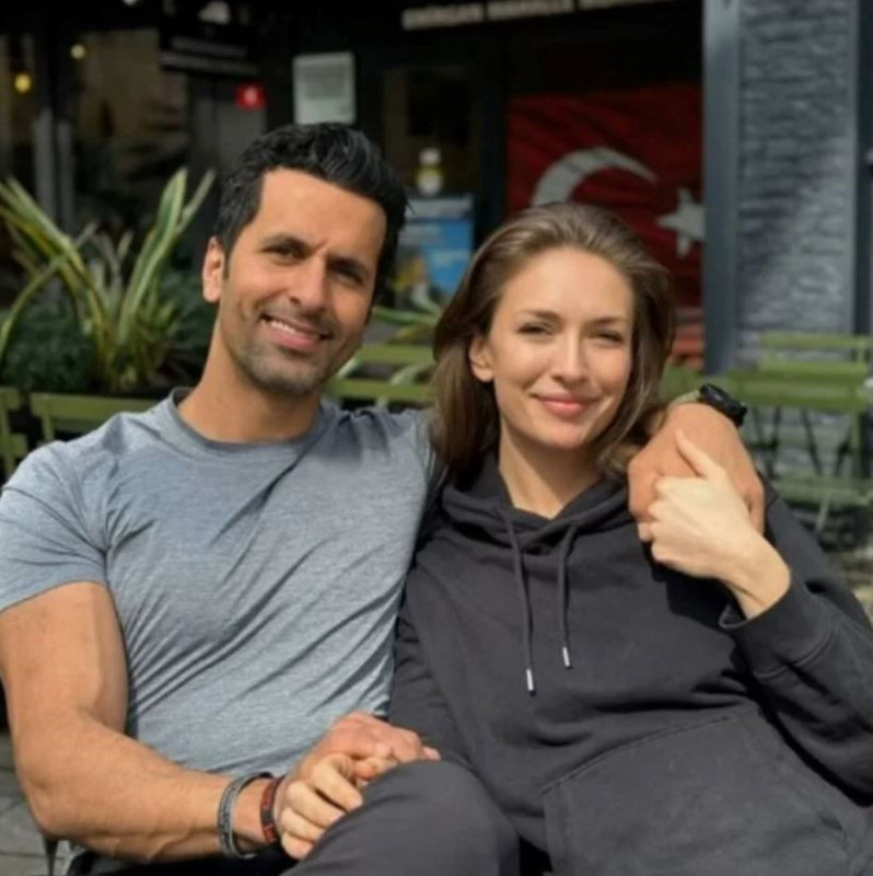 Yasemin Kay Allen'dan cesur tatil paylaşımı! Bikinisiyle termal havuzda pozlar verdi, doğal güzelliğiyle büyüledi - Resim: 2