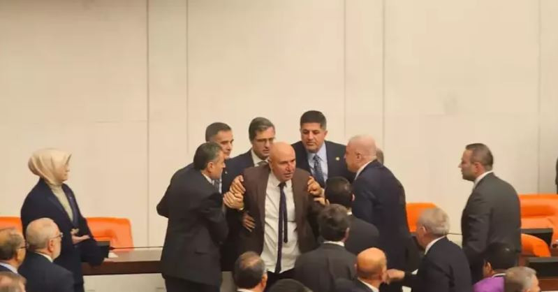 CHP'li vekiller kürsüyü işgal etti! Gürlek ve Çiftçi'nin yemin töreni öncesi gerginlik yaşandı - Resim : 1