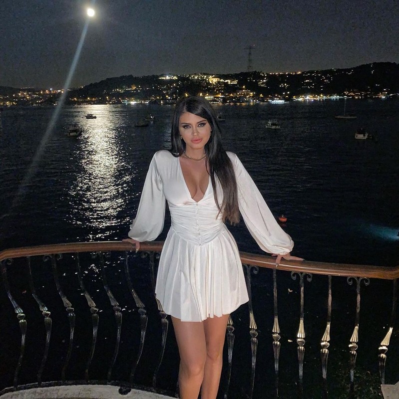 Ebru Polat'ın dekoltesi Instagram'ı salladı, o fotoğraflar olay oldu! - Resim: 29