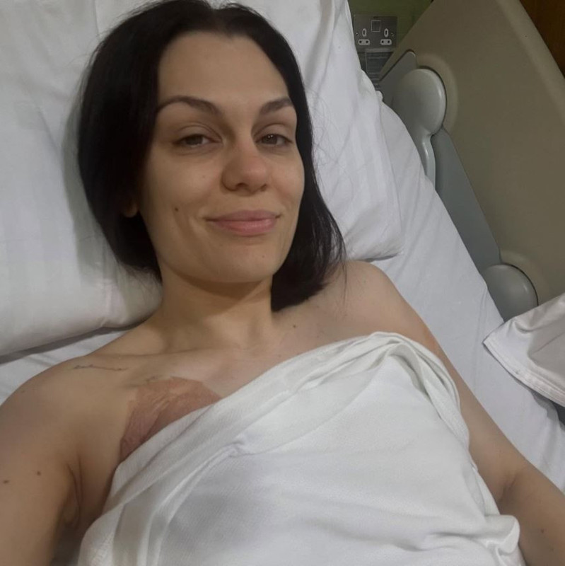 Meme kanserine yakalanmıştı! Ünlü şarkıcı hastaneye kaldırıldı - Resim: 3