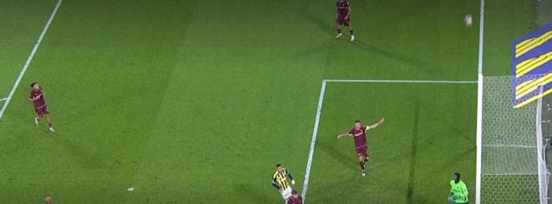 Fenerbahçe- Trabzonspor maçında tartışmalı pozisyonlar! Top çizgiyi geçti mi, Onuachu'nun golünde faul var mı? Hakemler kararını verdi - Resim: 8