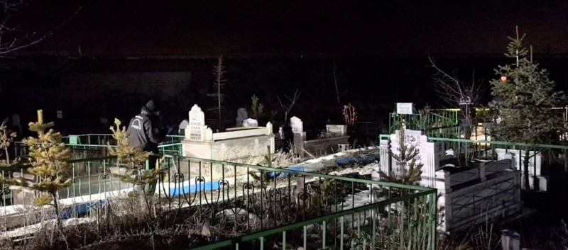 Mezarlıkta vicdanları sızlatan olay! Çöp poşetini açınca gördüklerine inanamadılar - Resim: 4