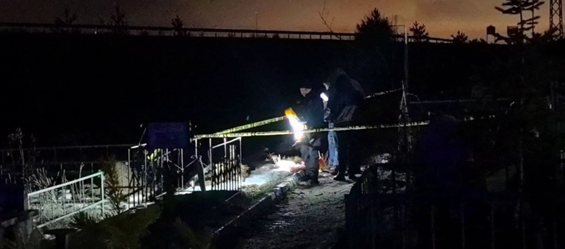 Mezarlıkta vicdanları sızlatan olay! Çöp poşetini açınca gördüklerine inanamadılar - Resim: 3