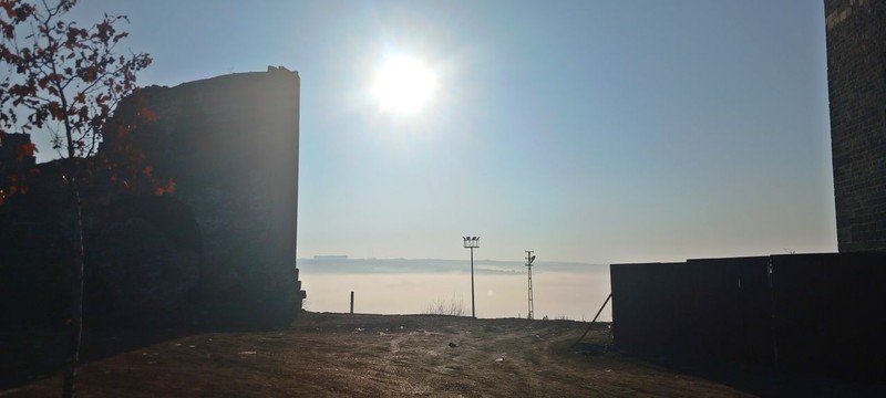 Diyarbakır'da sabah saatlerinde etkili oldu. UNESCO Kültür Mirası Listesi'nde yer alan bölge, gözden kayboldu - Resim: 2