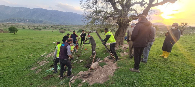 Siirt'te doğadaki kuyudan 2 günden bu yana acı acı bağırış sesleri geliyordu. 2 gün sonra kuyuya inen ekipler resmen gördüğü manzara ile halatlara sarıldı - Resim: 2