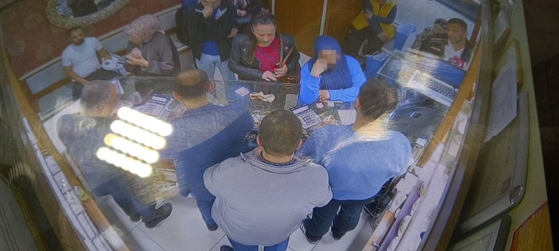 Kuyumcuda sahte altın oyunu! Müşteri gibi girdi... Kaşla göz arasında bilezikler değişti - Resim: 1