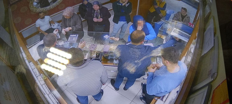 Kuyumcuda sahte altın oyunu! Müşteri gibi girdi... Kaşla göz arasında bilezikler değişti - Resim: 2