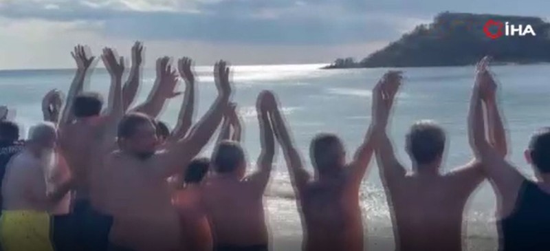Mersin'in bir ucunda metrelerce kar varken, bir başka ucunda vatandaşların yeni yılın ilk günü yaptığı etkinlik şaşırttı - Resim: 3