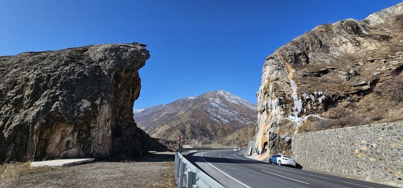 Hava sıcaklığının -15 dereceye düştüğü Bitlis'in simgelerinden biri buzla kaplandı. Geçerken onu gören fotoğraf çektirmeden gitmiyor - Resim: 5