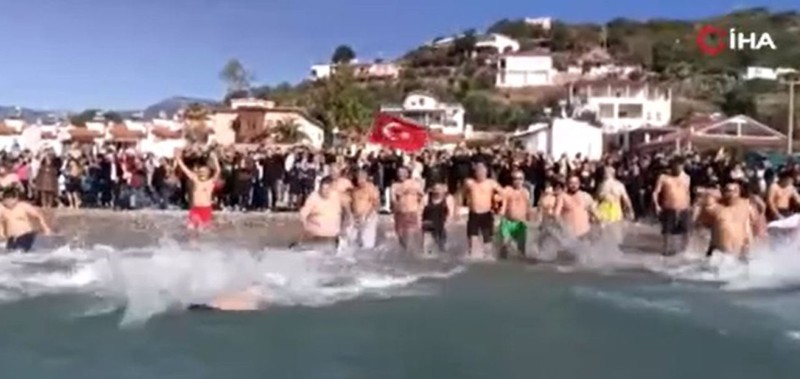 Mersin'in bir ucunda metrelerce kar varken, bir başka ucunda vatandaşların yeni yılın ilk günü yaptığı etkinlik şaşırttı - Resim: 4