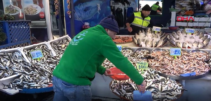 Rize'de deniz suyu ısınmaya başlayınca balıkçılar duyurdu. Tezgahlarda şimdiden ikisi de kalmadı - Resim: 3