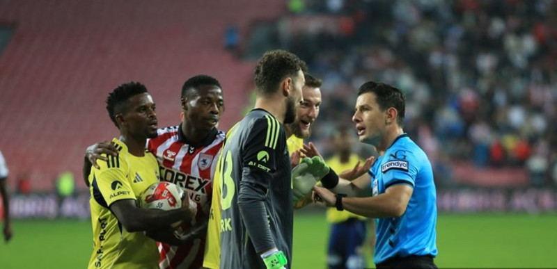 Fenerbahçe taraftarı ayaklandı! Sadettin Saran'a "Ali Koç'un getirdiği yıldızı kovacaksın" resti - Resim: 9