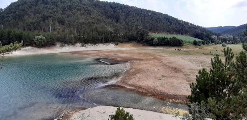 Bolu’daki Sünnet Gölü’nde su seviyesi 10 metreye yakın düştü, kıyıdan metrelerce çekildi - Resim: 2