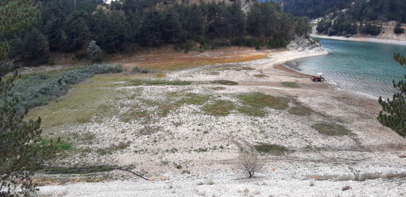 Bolu’daki Sünnet Gölü’nde su seviyesi 10 metreye yakın düştü, kıyıdan metrelerce çekildi - Resim: 1
