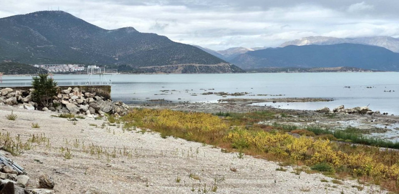 Türkiye’nin dördüncü büyük gölünden endişelendiren manzara! Göl ikiye bölündü, artık hayvanlar otlamaya başladı - Resim: 4