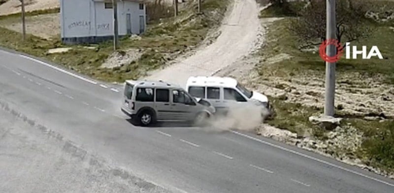 Kaza bu kez geliyorum demedi! Nevşehir'de boş yolda kaza saniye saniye kamerada - Resim : 2