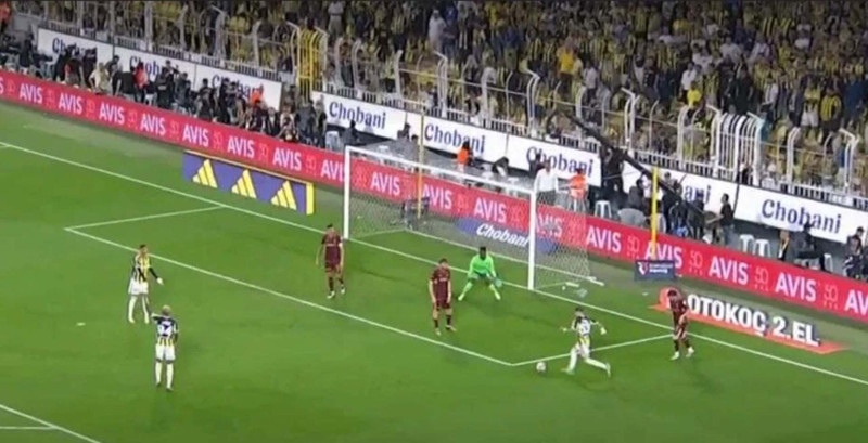 Fenerbahçe- Trabzonspor maçında tartışmalı pozisyonlar! Top çizgiyi geçti mi, Onuachu'nun golünde faul var mı? Hakemler kararını verdi - Resim: 9