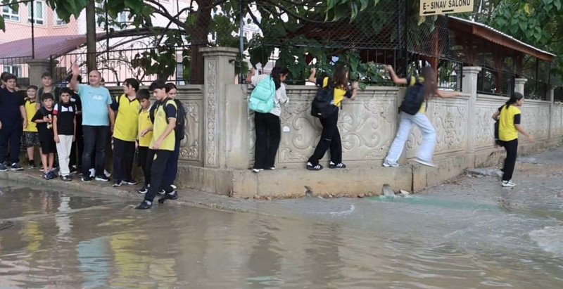 Adana’nın Kozan ilçesinde okulun ilk gününde fırtına ve sağanak yağış etkili oldu, öğrenciler zor anlar yaşadı - Resim: 2