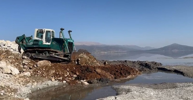 Isparta'nın doğal güzelliğiyle bilinen Eğirdir Gölü'nde yetkililer gelip iş makineleriyle kapatmıştı. 100 metre ilerde kendiliğinden yine açıldı - Resim: 3