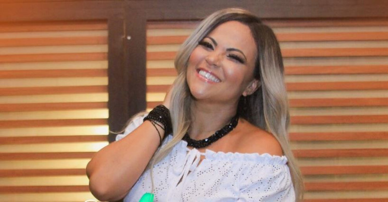 Akciğer kanseriyle mücadele eden ünlü şarkıcıdan acı haber! 42 yaşında hayatını kaybetti - Resim: 1