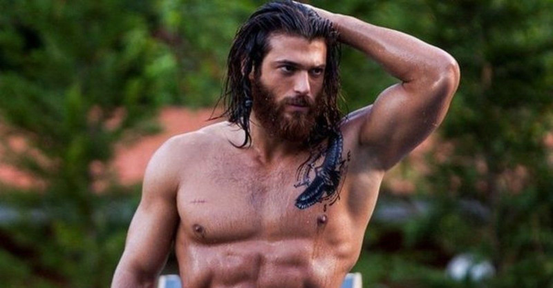 Can Yaman ve sevgilisinden ortalığı kasıp kavuran poz! Frikik vermemek için önüne çanta koydu - Resim: 3