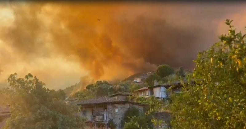 İzmir'de ciğerlerimiz yanıyor! Buca, Ödemiş, Çeşme'de alevlerle mücadele sürüyor... Bakan Yumaklı'dan son durum açıklaması - Resim: 1