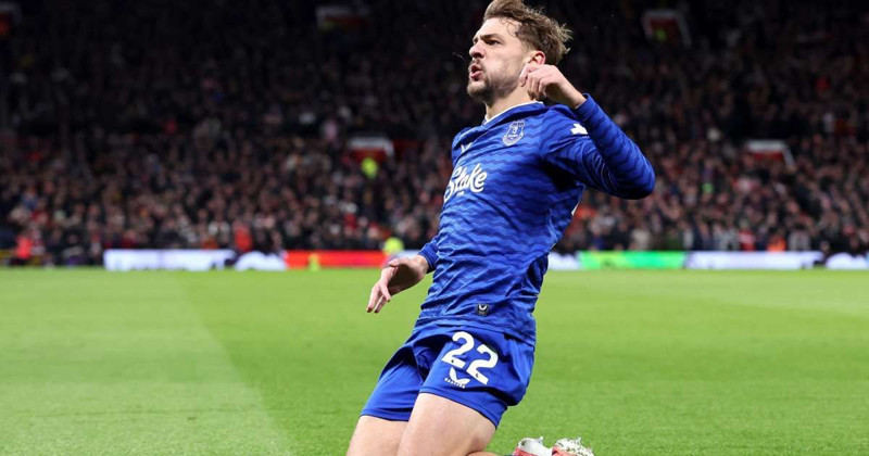 Dev maçta yıldız futbolcudan skandal hareket! Takım arkadaşına hamlesi ortalığı karıştırdı! Kırmızı kartla oyundan atıldı - Resim: 5