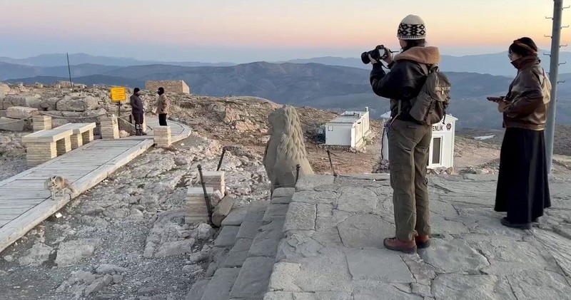 Adıyaman'da koruma altındaki Nemrut Dağı'nda tarihi heykellerin arasında  1 tanesi turistlerin önüne çıktı. Hepsi fotoğrafını çekmek için sıraya girdi - Resim: 4