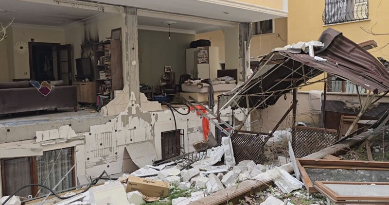 Ataşehir'de korkutan patlama! Binanın duvarları yıkıldı, savaş alanına döndü - Resim: 2