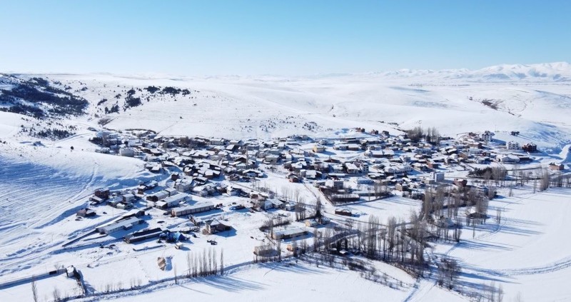 Kışın şaşırtan ili Bayburt'ta termometreler eksi 21 dereceyi gösterdi. Hayvanların ağzından çıkan nefes bile dondu - Resim: 1