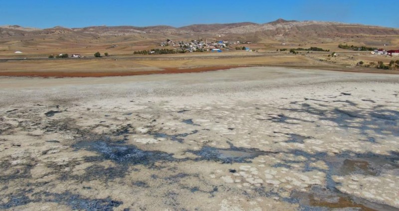 Sivas'ta göçmen kuşların uğrak yeri doğa harikası göl çöle dönmüştü! Son manzarası yeniden görenleri kendisine hayran bıraktı - Resim: 1