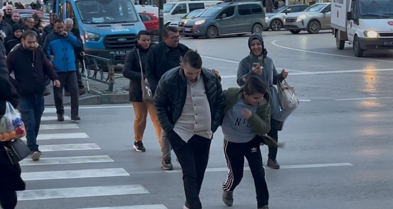 Bursa’da lodos kabusu! Uçmamak için yerlere böyle yattılar - Resim: 2