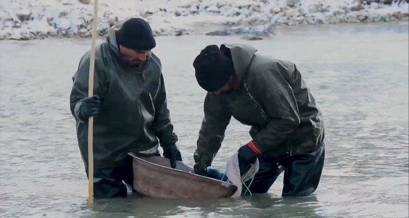 Hava sıcaklığının -15 dereceye düştüğü Ağrı'da buz tutan kanyona gitti. Her kış olduğu gibi buzu kırıp tek bir şey yaptı - Resim: 1