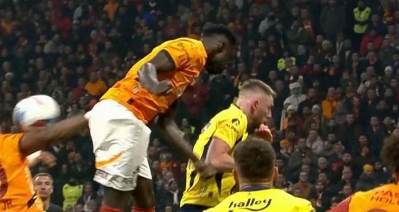 Galatasaray- Fenerbahçe derbisine damga vuran iki penaltı pozisyonu! "Bu pozisyon net penaltı! Devam kararı yanlış" - Resim: 7