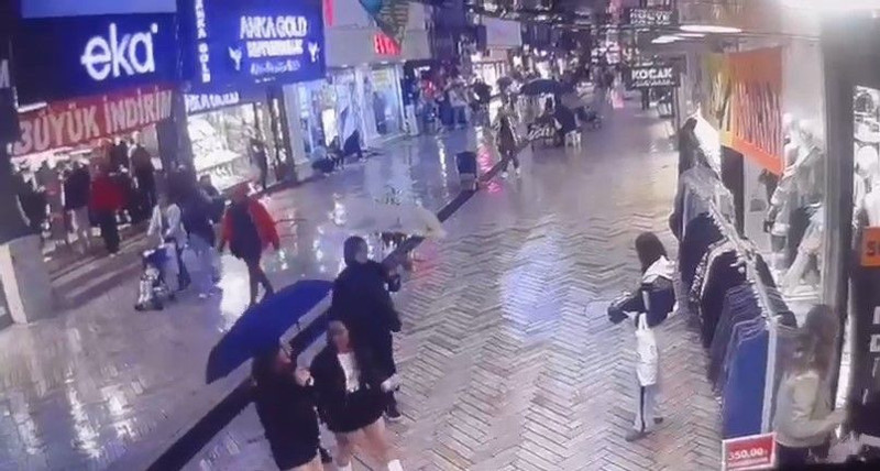 Kocaeli'de tepki çeken görüntü! Etek giyen üniversite öğrencisine saldırı: Kendini böyle savundu - Resim: 2