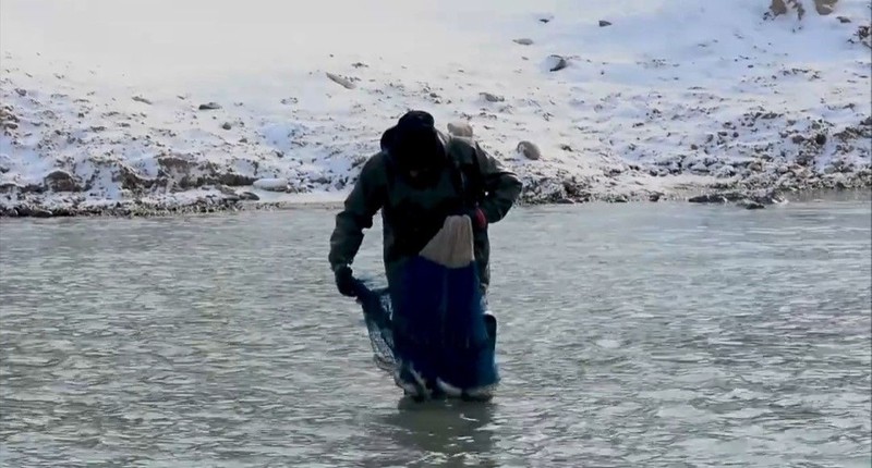 Hava sıcaklığının -15 dereceye düştüğü Ağrı'da buz tutan kanyona gitti. Her kış olduğu gibi buzu kırıp tek bir şey yaptı - Resim: 2