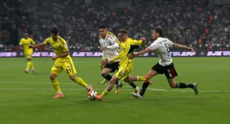 Beşiktaş- Fenerbahçe derbisine hakem Ali Yılmaz damga vurdu! 2 penaltı ve 2 kırmızı kartı atladı! İşte tartışmalı pozisyonlar - Resim: 13
