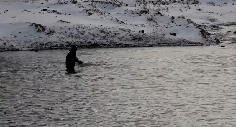 Hava sıcaklığının -15 dereceye düştüğü Ağrı'da buz tutan kanyona gitti. Her kış olduğu gibi buzu kırıp tek bir şey yaptı - Resim: 3