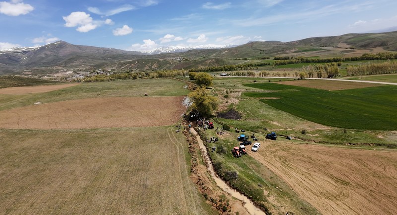Bayburt'ta 100'den fazla köylü tek 1 şey için bir araya geldi. 4 kilometreden uzundu saatler içinde bitirdiler - Resim: 1