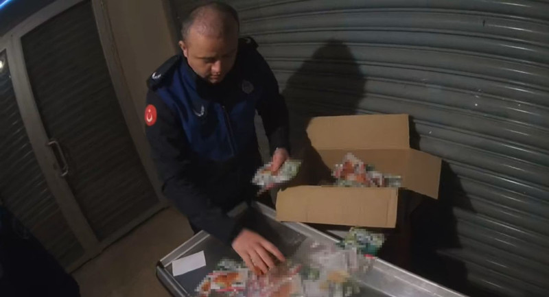 Denetimde mide bulandıran manzara! Tarihi geçmiş tavukları insanlara yedireceklerdi... İşletme mühürlendi - Resim: 4