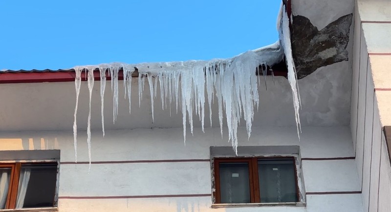 Hakkari'de dondurucu soğuk yüzünden her biri 2 metreyi geçti. Vatandaşlar evden dışarıya adım bile atmaya korkuyor - Resim: 4