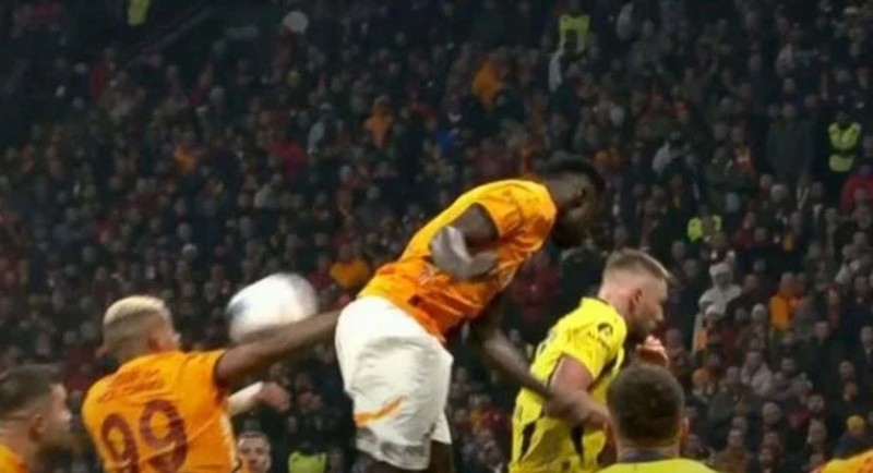 Galatasaray- Fenerbahçe derbisine damga vuran iki penaltı pozisyonu! "Bu pozisyon net penaltı! Devam kararı yanlış" - Resim: 6